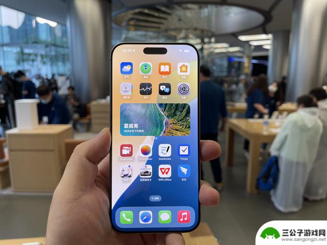 AI焦虑、关税重创，iPhone销售飙升却难安苹果心