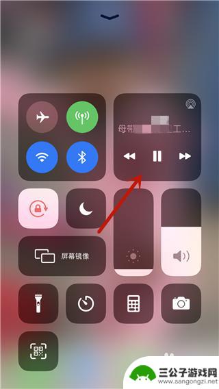 如何熄屏出声音苹果手机 iPhone怎么设置锁屏时继续播放视频声音