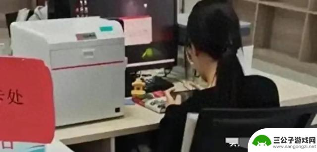 揭露！社保局女员工竟然在工作时间玩手机游戏，笑翻了！