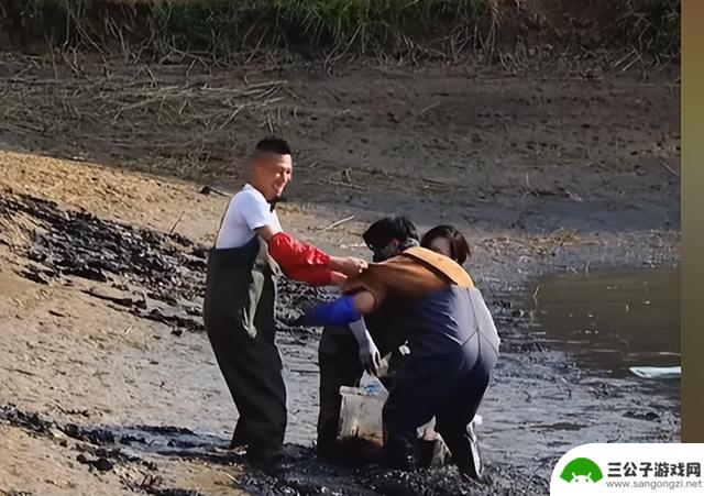 旭旭宝宝鱼塘直播收官，揭开捞鱼内幕，惊喜送出顶配手机给所有主播