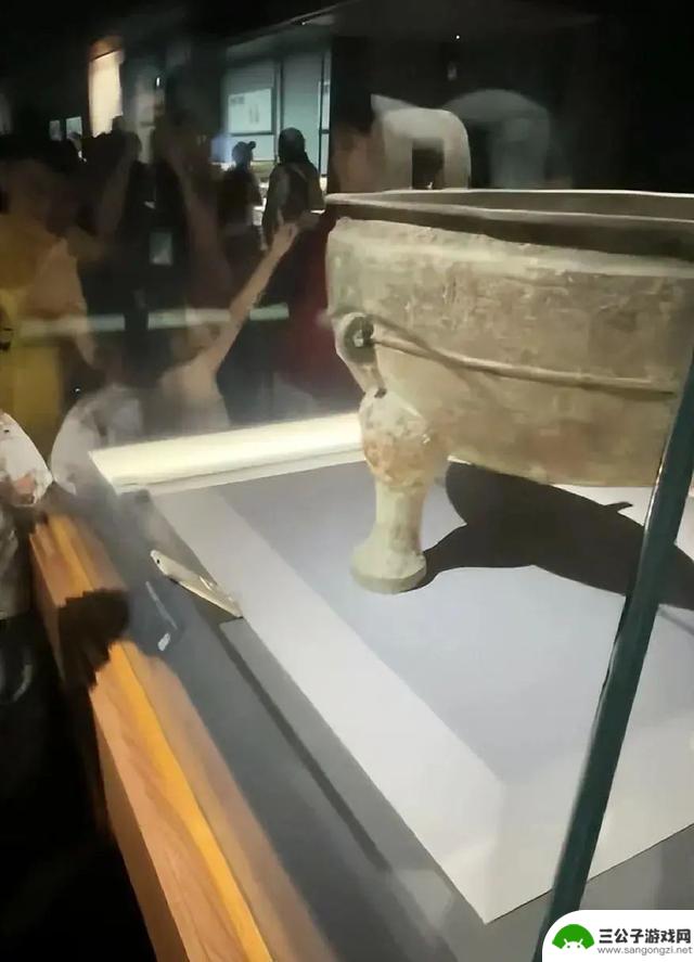 文物展柜中出现了一部手机？有人回应了