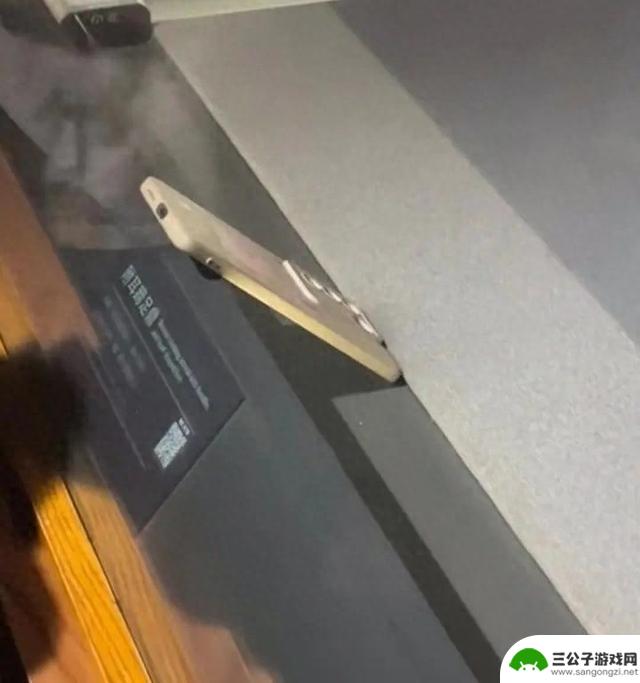 文物展柜中出现了一部手机？有人回应了