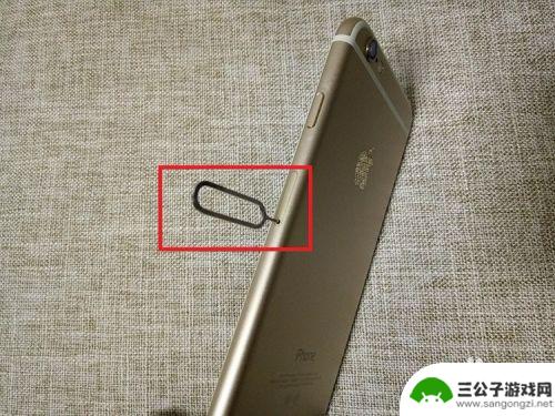 苹果手机怎么设置插卡使用 iPhone苹果手机如何插入SIM卡