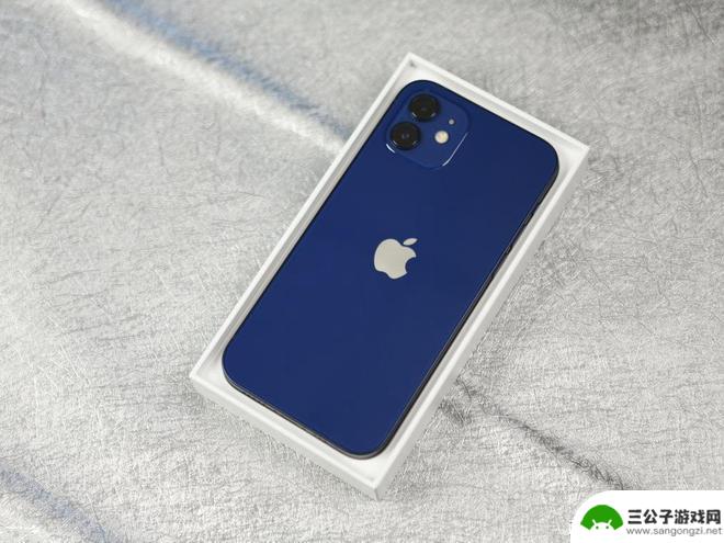 苹果手机后盖是蓝色的 iPhone 12蓝色版实机图欣赏