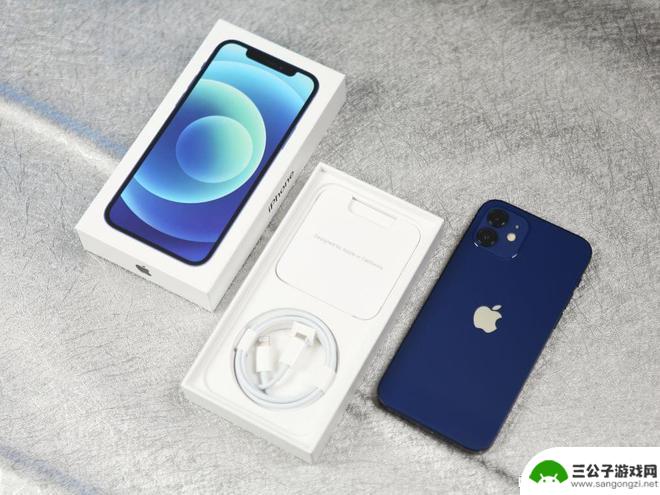 苹果手机后盖是蓝色的 iPhone 12蓝色版实机图欣赏