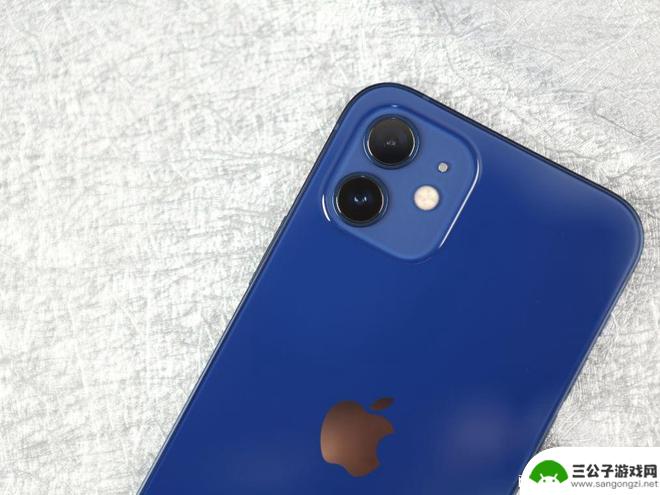 苹果手机后盖是蓝色的 iPhone 12蓝色版实机图欣赏