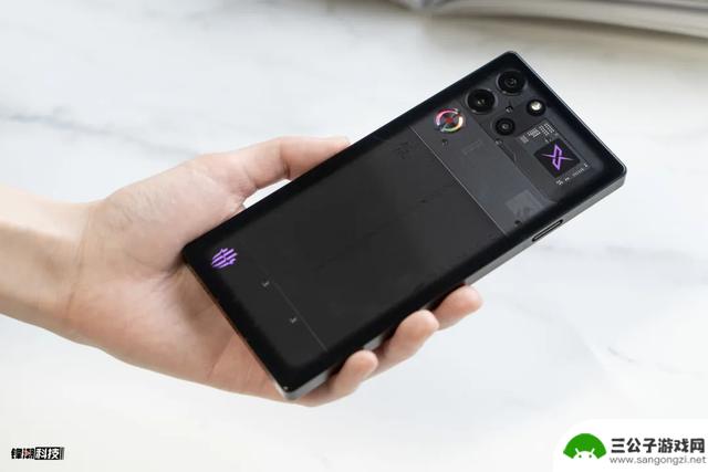 新款透明直屏手机发布，售价1699元，颇具亮点