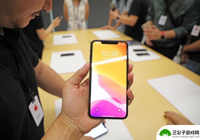 华为、苹果官方宣布iPhone17亮点预测，库克凌晨发布消息，余承东透露新款三折叠手机外观细节
